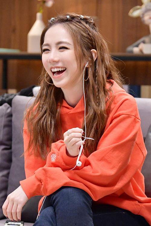 娱乐吃瓜小妹邓紫棋,娱乐界的吃瓜小妹,揭秘娱乐圈背后的故事  第2张 娱乐吃瓜小妹邓紫棋,娱乐界的吃瓜小妹,揭秘娱乐圈背后的故事  第2张